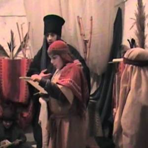 Ragazzini vestiti da antichi scrivani