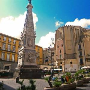 Piazza San Domenico Maggiore a Napoli