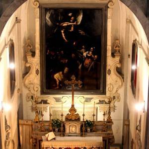 Altare della Chiesa con il dipinto del Caravaggio
