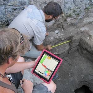 Archeologi al lavoro in un antico pozzo