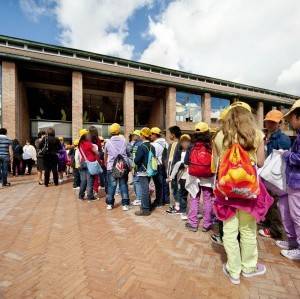 Bambini in fila per entrare a Città della Scienza
