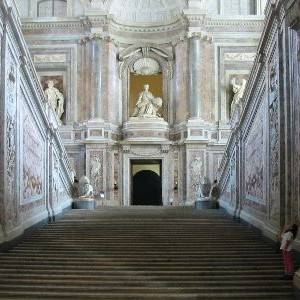 La celebre scalinata del palazzo reale