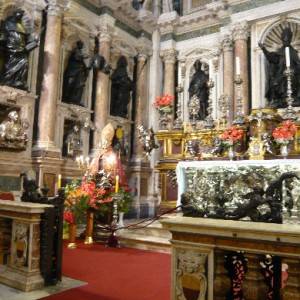 La storica Cappella del Tesoro nel Duomo di Napoli