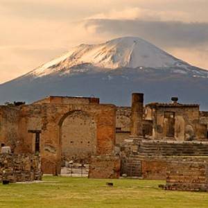 Pompei scavi e, sullo sfondo, Il Vesuvio innevato