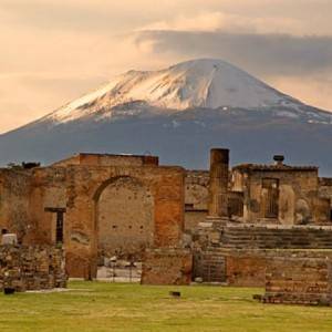 Pompei scavi e, sullo sfondo, Il Vesuvio innevato