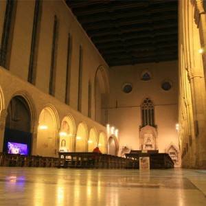Suggestiva immagine degli interni della chiesa di Santa Chiara