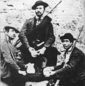 Tre briganti in posa per il fotografo copia