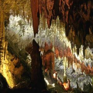 Il bacio tra stalattiti e stalagmiti nella cavità di Pertosa