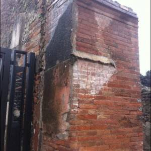 Il muro danneggiato con l’iscrizione