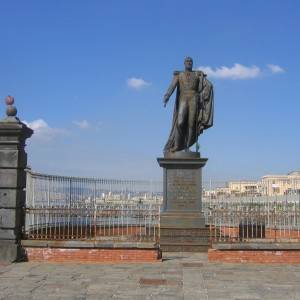 La statua di Ferdinando II di Borbone all’ingresso del museo