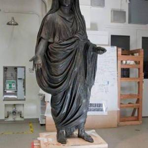 La statua di Tiberio nei laboratori di restauro di Villa Getty