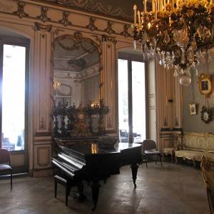 Il salone con il pianoforte