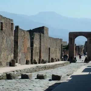 Pompei, gli scavi in via dell’Abbondanza