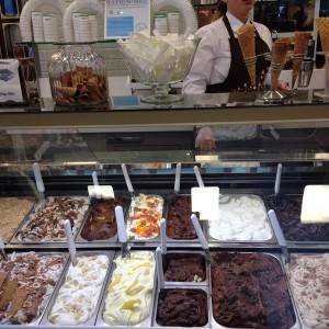 Il banco con i gusti dei gelati