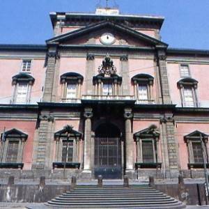 L’imponente facciata del Museo Archeologico di Napoli