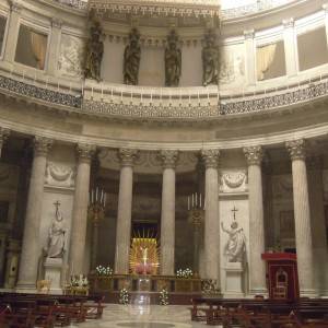 L’altare maggiore della chiesa di San Francesco di Paola
