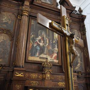 Altare ligneo e crocifisso del Convento delle Clarisse