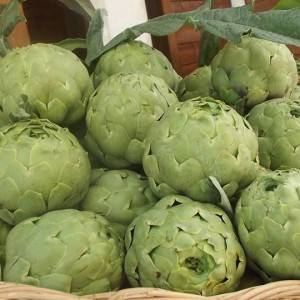 Cesto di carciofi bianchi