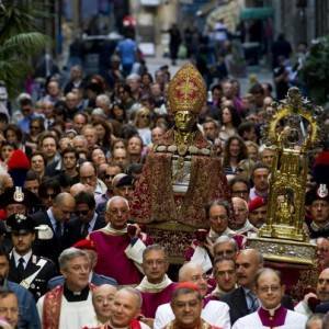 Napoli e la festa di San Gennaro: processione delle reliquie del Patrono