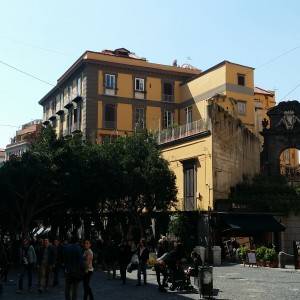 Veduta di via Chiaia: il tratto alberato