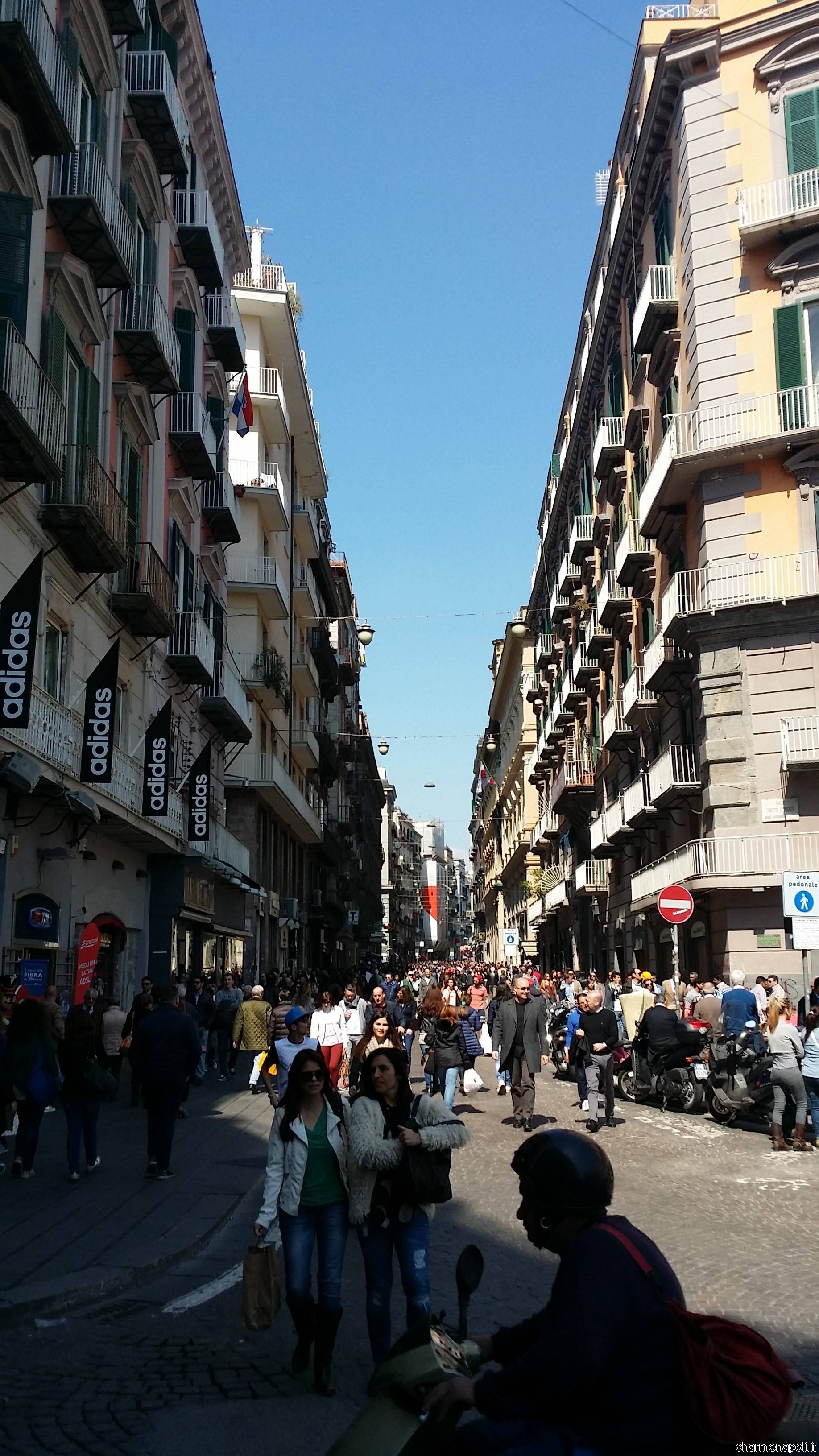 Napoli l imbocco di via Toledo da piazza Trieste e Trento Charme