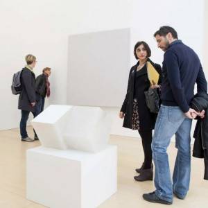 Un’opera tratta dall’esposizione “Un giorno così bianco, così bianco” di Ettore Spalletti in mostra al museo Madre