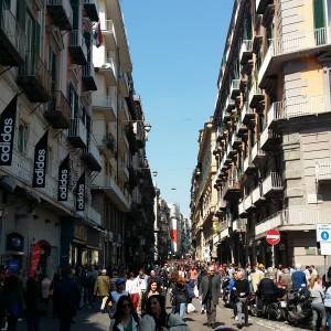 Folla in via Toledo