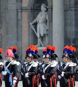 Carabinieri davanti alle statue di palazzo reale