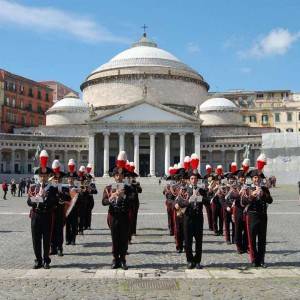 La banda musicale dell’Arma dei Carabinieri sfila in piazza del Plebiscito a Napoli