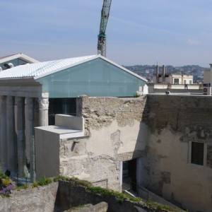 La cattedrale di Pozzuoli con i resti del tempio romano