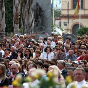 La folla di fedeli in piazza Bartolo Longo