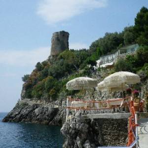 Il ristorante incastonato nella roccia di Praiano