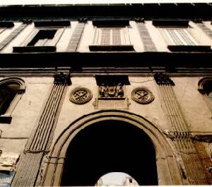La facciata di palazzo Marigliano a Napoli