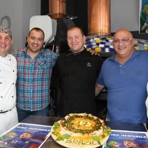 Lo staff della pizzeria L’Incrocio di Torre Annunziata