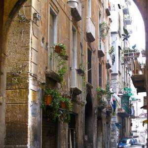 Napoli-Un-vicolo-del-centro-storico-a19340427