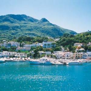 Il mare azzurro cristallino dell’isola d’Ischia