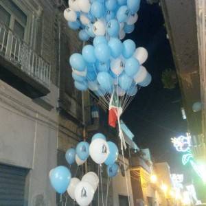 Palloncini colorati liberati in cielo