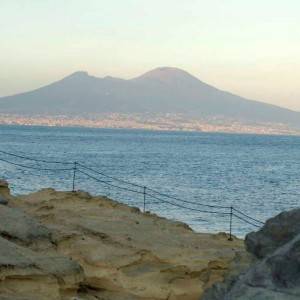 Il Vesuvio tra gli scogli