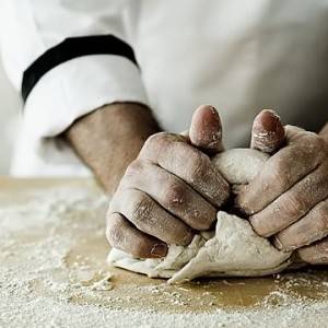 lavorazione impasto pizza