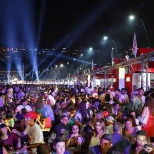 Festa e assaggi di pizza sul Lungomare Caracciolo