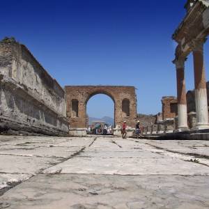 Pompei –  Tempio di Giove e arco onorario