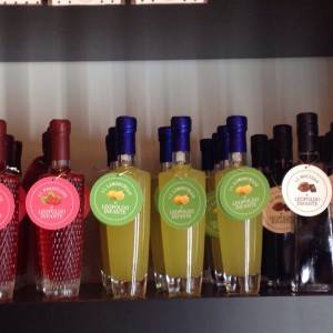 Liquori classici (limoncello e fragolino) firmati Leopoldo