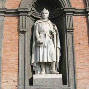 Napoli, Carlo d’Angiò nella statua che lo raffigura a Palazzo Reale