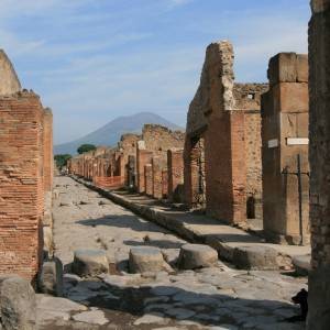 Scavi di Pompei e Vesuvio (sullo sfondo) visti da via Stabiana