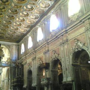 Soffitto e cappelle laterali della basilica del Carmine a Napoli