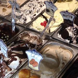 Vaschette di saporito gelato artigianale