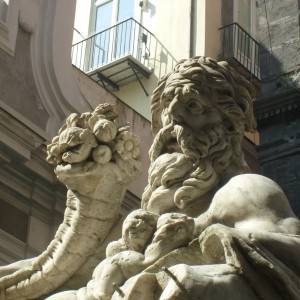 Un particolare della statua