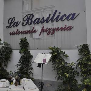Basilica esterno tavoli e INSEGNA