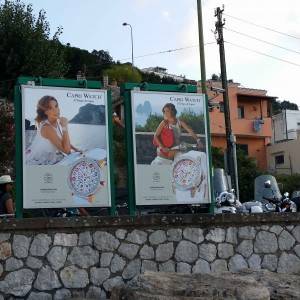 Cartellonistica pubblicitaria dedicata a Capri Watch