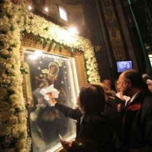 Fedeli a Pompei per il bacio al Quadro della Madonna
